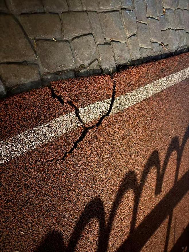 健身步道年久失修路面开裂市民呼吁及时修复消除隐患(图2)