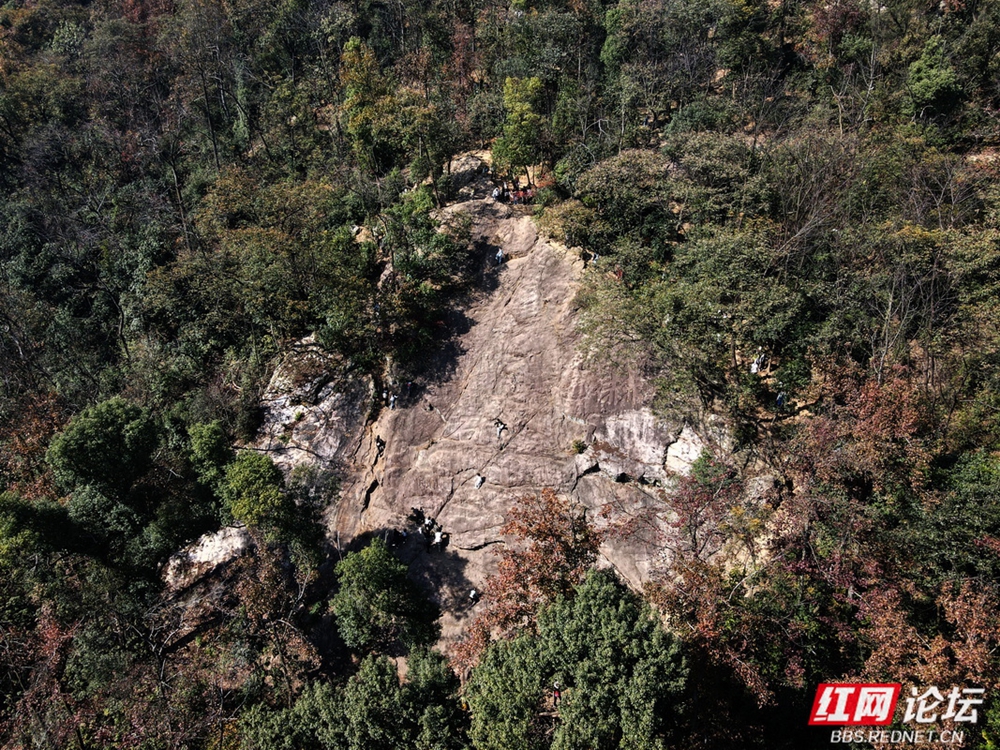 岁暖时刻｜风拂岩壁也拂过忠魂——赫石坡的“火”该照进历史深处(图1)