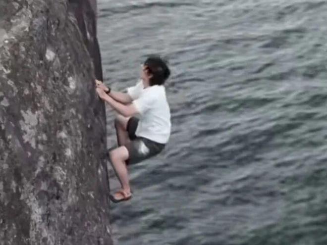 惊险！王一博录综艺徒手攀岩无保护不慎手滑直接坠海(图6)