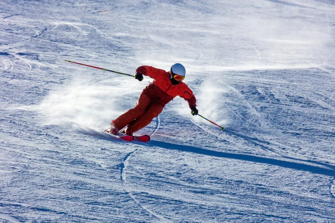 “老人免费滑雪”引热议高风险运动该不该有“年龄限制”？