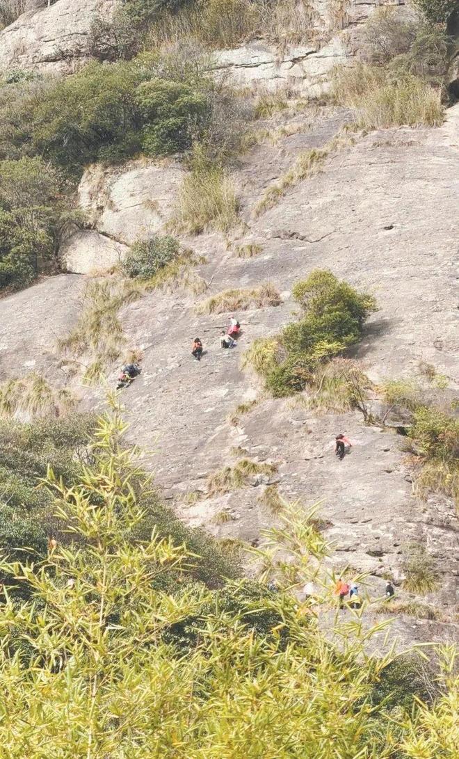 绍兴香炉峰突发！一群人往后山开始徒手攀登！网友：实在太危险了！还是未开发区域