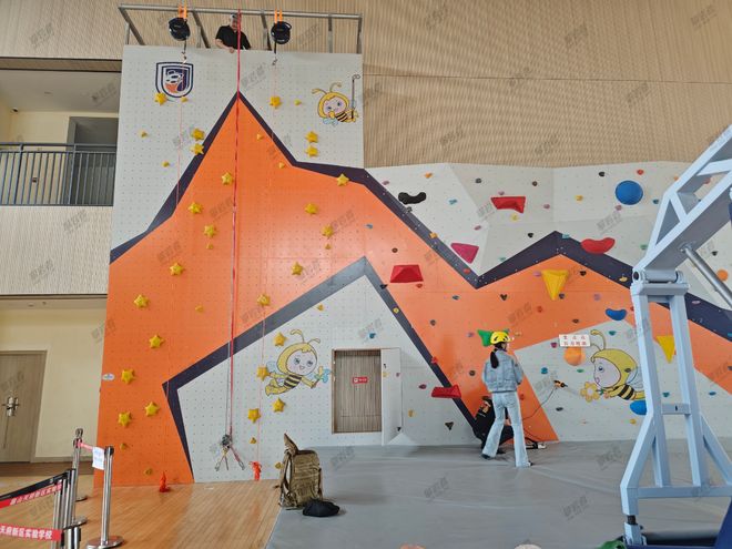 校园攀岩墙建设必备：从基础到专业的攀岩装备与安全防护体系解析