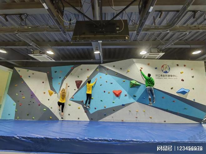 攀岩墙攀石介绍：助力高校体育发展(图1)