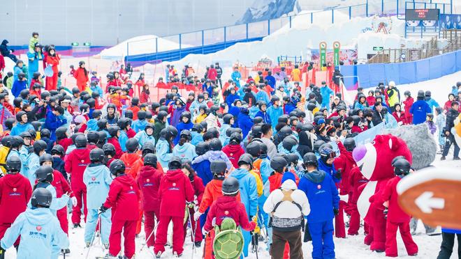 运动过节！成都室内滑雪场迎来客流盛况登高、骑行、健康跑等户外赛事也是火热景象(图2)