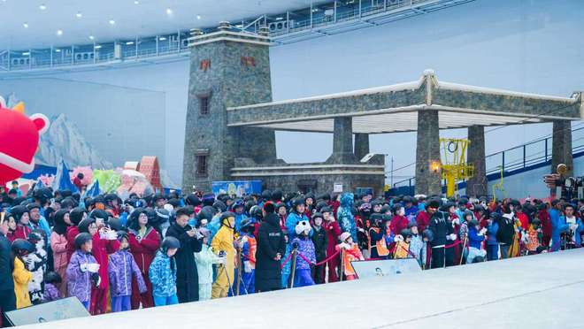 运动过节！成都室内滑雪场迎来客流盛况登高、骑行、健康跑等户外赛事也是火热景象(图1)