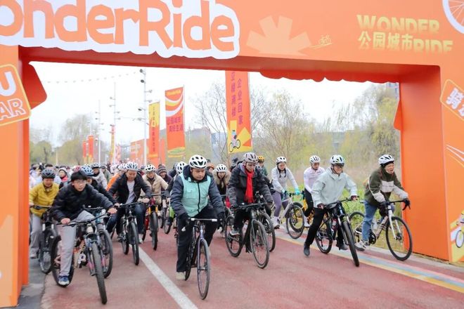 运动过节！成都室内滑雪场迎来客流盛况登高、骑行、健康跑等户外赛事也是火热景象(图3)
