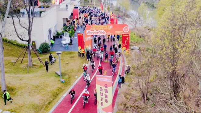 运动过节！成都室内滑雪场迎来客流盛况登高、骑行、健康跑等户外赛事也是火热景象(图4)