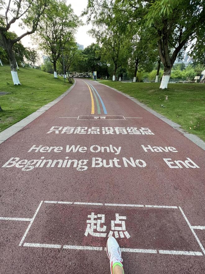 户外健身区塑胶跑道耐晒防水施工技巧