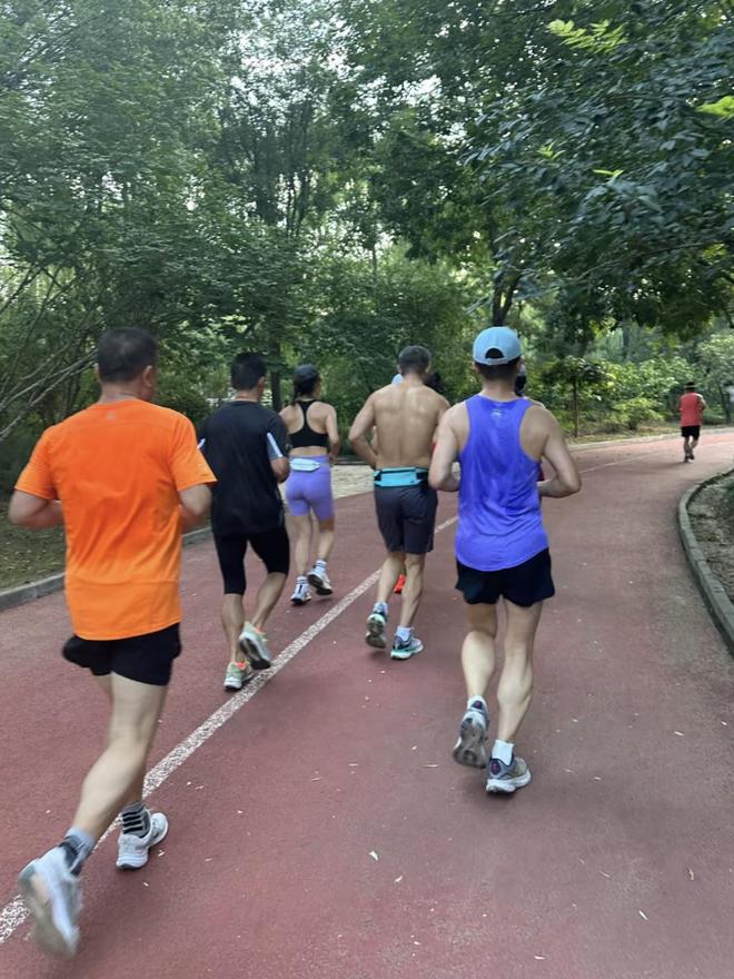 户外健身区塑胶跑道耐晒防水施工技巧(图2)