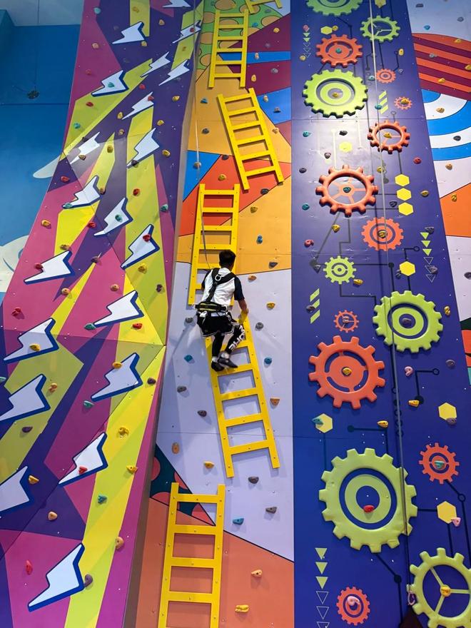 华韵游乐：创意攀岩馆不只是攀岩！华韵游乐设备源头工厂(图1)