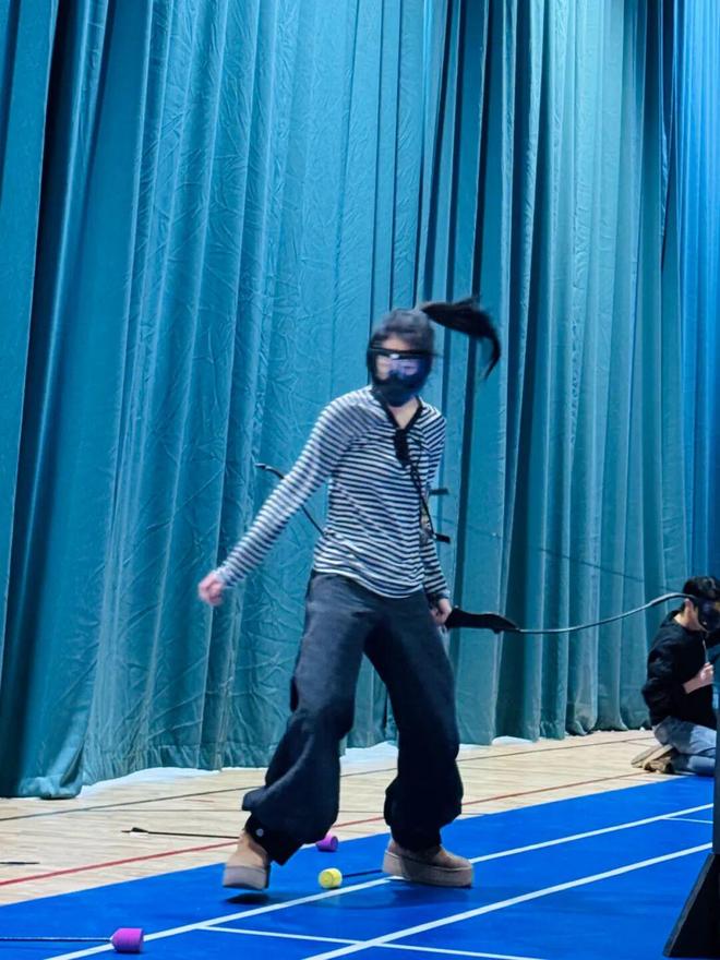 欧阳娜娜好像在玩一种很“轻”的运动(图16)