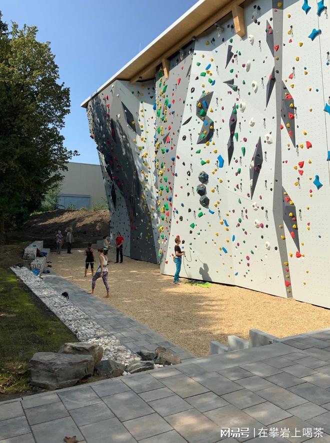 高校专业攀岩墙：适配社团训练的竞技成长空间(图2)