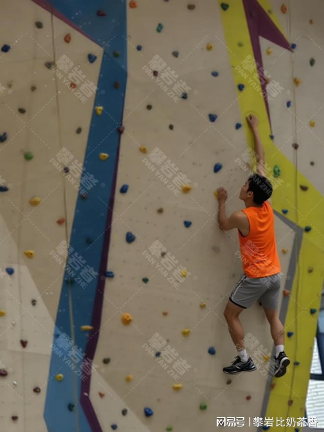 攀岩墙建设：九年一贯制学校素质教育的“垂直课堂”(图1)