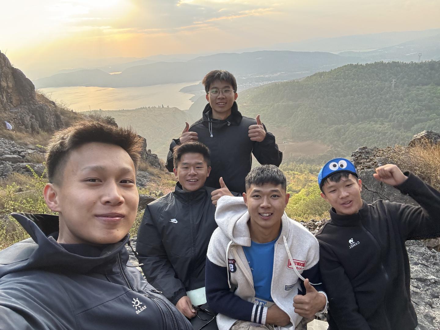 男子攀岩发生冲坠摆荡身体两次撞击岩壁倒挂悬崖昏迷血流不止救援细节曝光(图1)