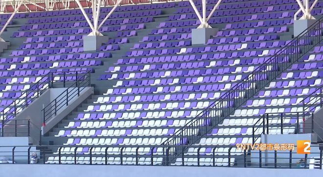 拓东体育场亮灯了！蓝花楹配色座椅初现夜景灯光太美预计5月底惊艳亮相！(图2)