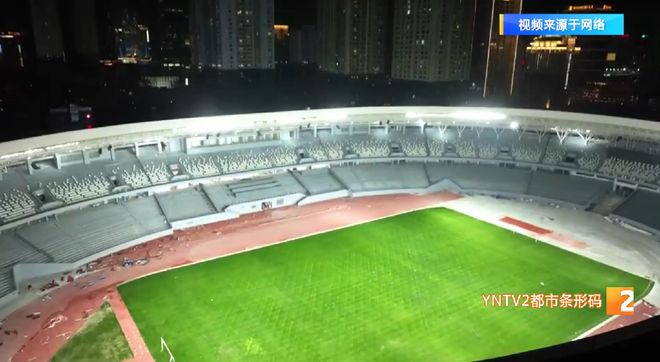 拓东体育场亮灯了！蓝花楹配色座椅初现夜景灯光太美预计5月底惊艳亮相！(图3)
