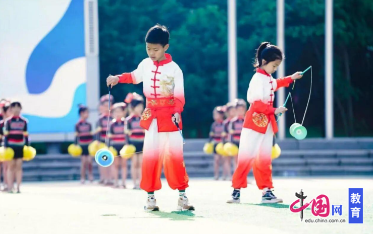 绿茵场上童心飞扬！天府六小趣味运动会嗨翻春日(图2)