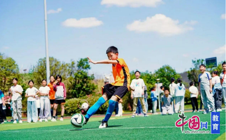 绿茵场上童心飞扬！天府六小趣味运动会嗨翻春日(图7)