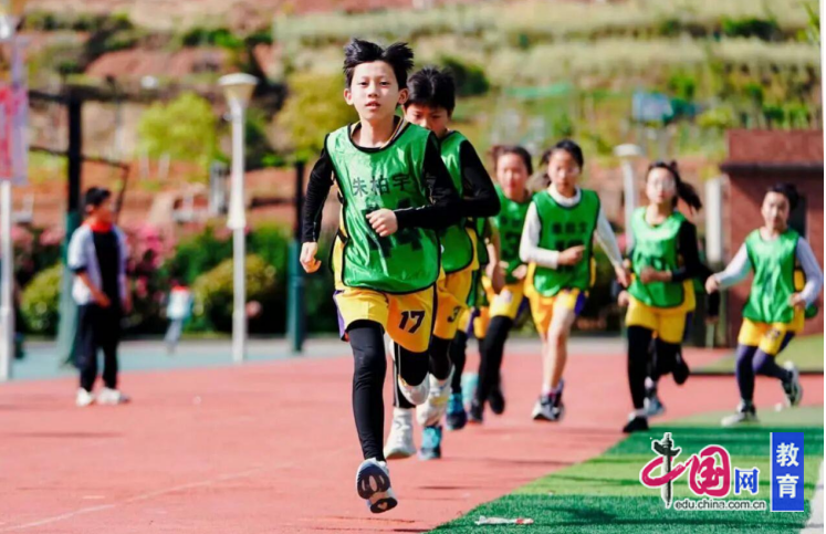 绿茵场上童心飞扬！天府六小趣味运动会嗨翻春日(图9)