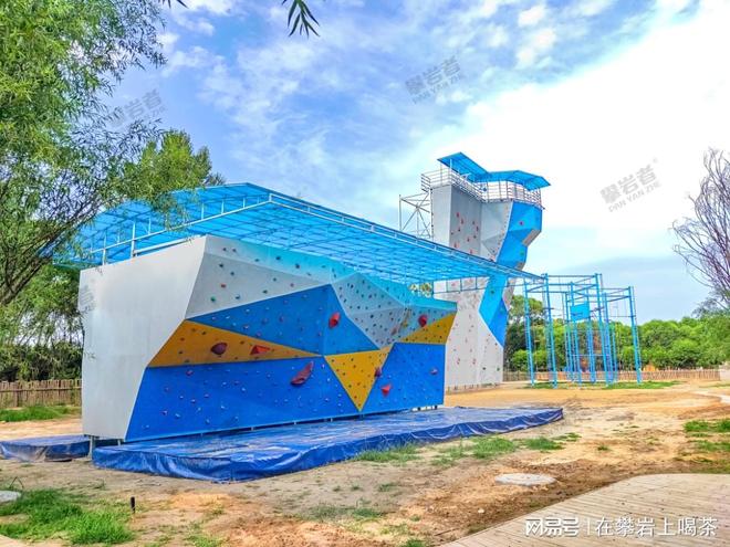 校园攀岩墙安装：1-2周高效完工不扰学业更添运动新选择(图2)