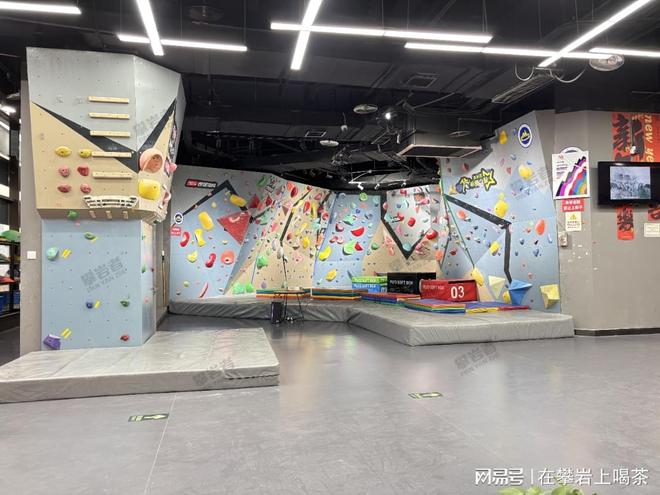 运动训练专业攀岩墙器材：如何选择贴合专项训练的专业器材(图1)